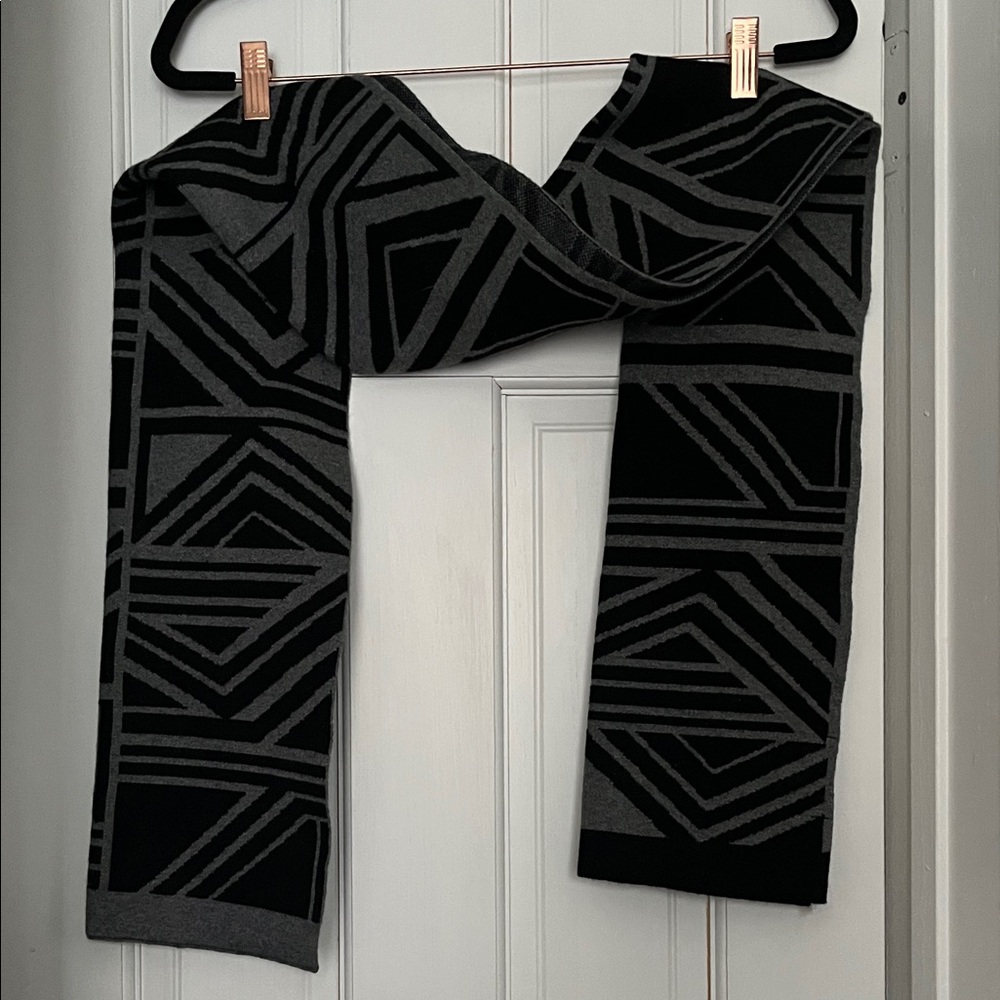 Brand new Banana Republic Black and Gray Patterned men’s scarf. Can be unisex.